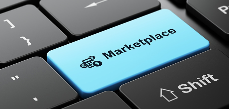 Tecla azul escrito "marketplace" no lugar da tecla ENTER em um teclado de computador.